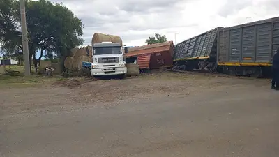 El impactante choque entre un tren y un camión en el cruce con una ruta de Córdoba El impactante choque entre un tren y un camión en el cruce con una ruta de Córdoba
