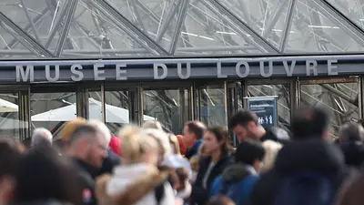 Policía deja en libertad bajo control judicial a sospechosa de robo al Louvre: fiscal Policía deja en libertad bajo control judicial a sospechosa de robo al Louvre: fiscal