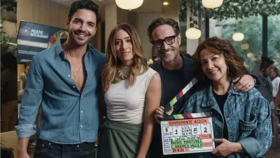 Equipo de serie colombiana. Una mujer sostiene una claqueta Equipo de serie colombiana. Una mujer sostiene una claqueta