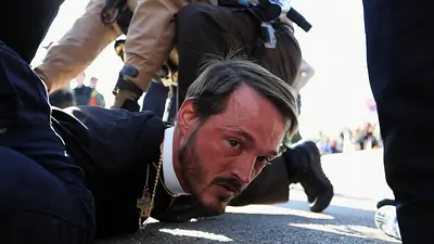 Casi dos decenas de detenidos en la protesta de líderes religiosos ante el ICE en Chicago Casi dos decenas de detenidos en la protesta de líderes religiosos ante el ICE en Chicago