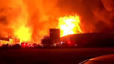 Las impactantes imágenes y los videos de la masiva explosión en una fábrica en Ezeiza Las impactantes imágenes y los videos de la masiva explosión en una fábrica en Ezeiza