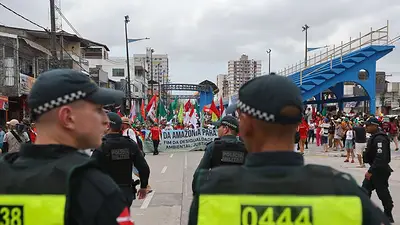 Manifestantes contra el cambio climático bajo el sol brasileño frente a la cumbre COP30 Manifestantes contra el cambio climático bajo el sol brasileño frente a la cumbre COP30