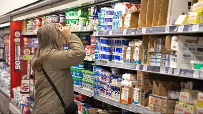 Mujer en la góndola del supermercado Mujer en la góndola del supermercado