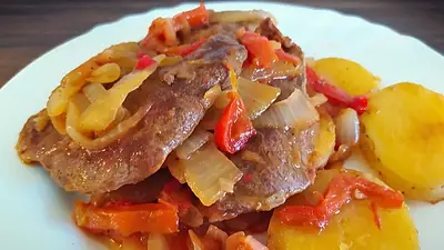 Bifes a la criolla. Bifes a la criolla.