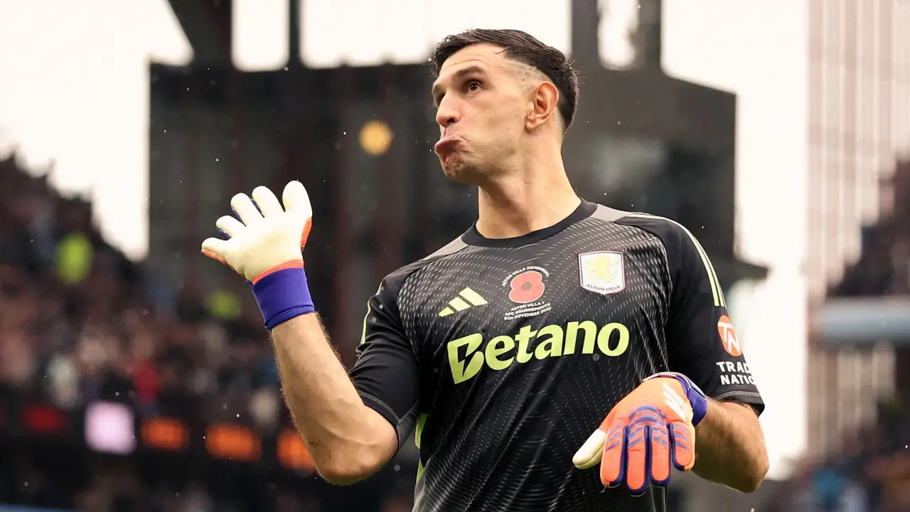 Dibu Martínez, Selección Argentina, Aston Villa