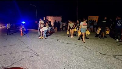El momento en el que una multitud saqueó un camión que volcó en la Ruta Provincial 4. (Foto: Gentileza). El momento en el que una multitud saqueó un camión que volcó en la Ruta Provincial 4. (Foto: Gentileza).