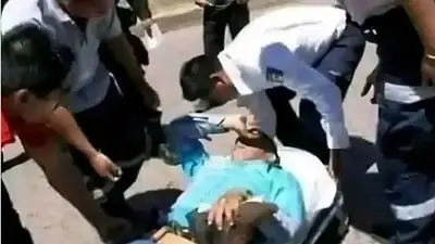 Insólito: manejaba sin el casco, le llovió una bombacha en la cara y chocó Insólito: manejaba sin el casco, le llovió una bombacha en la cara y chocó