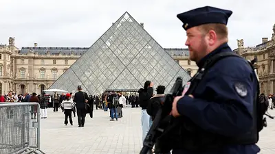 El Louvre incorporará 100 cámaras exteriores en 2026 tras el atraco que evidenció fallos de seguridad El Louvre incorporará 100 cámaras exteriores en 2026 tras el atraco que evidenció fallos de seguridad