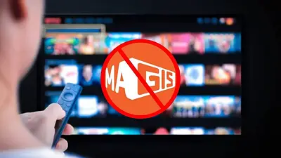 Persona dirige control a televisor con logo de magis tv bloqueado Persona dirige control a televisor con logo de magis tv bloqueado