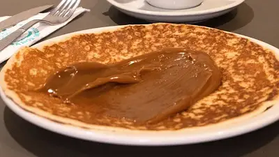 panqueques con dulce de leche. panqueques con dulce de leche.