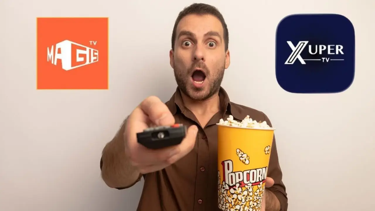 Hombre sostiene pochoclos y ve logos de Magis TV y Xuper TV