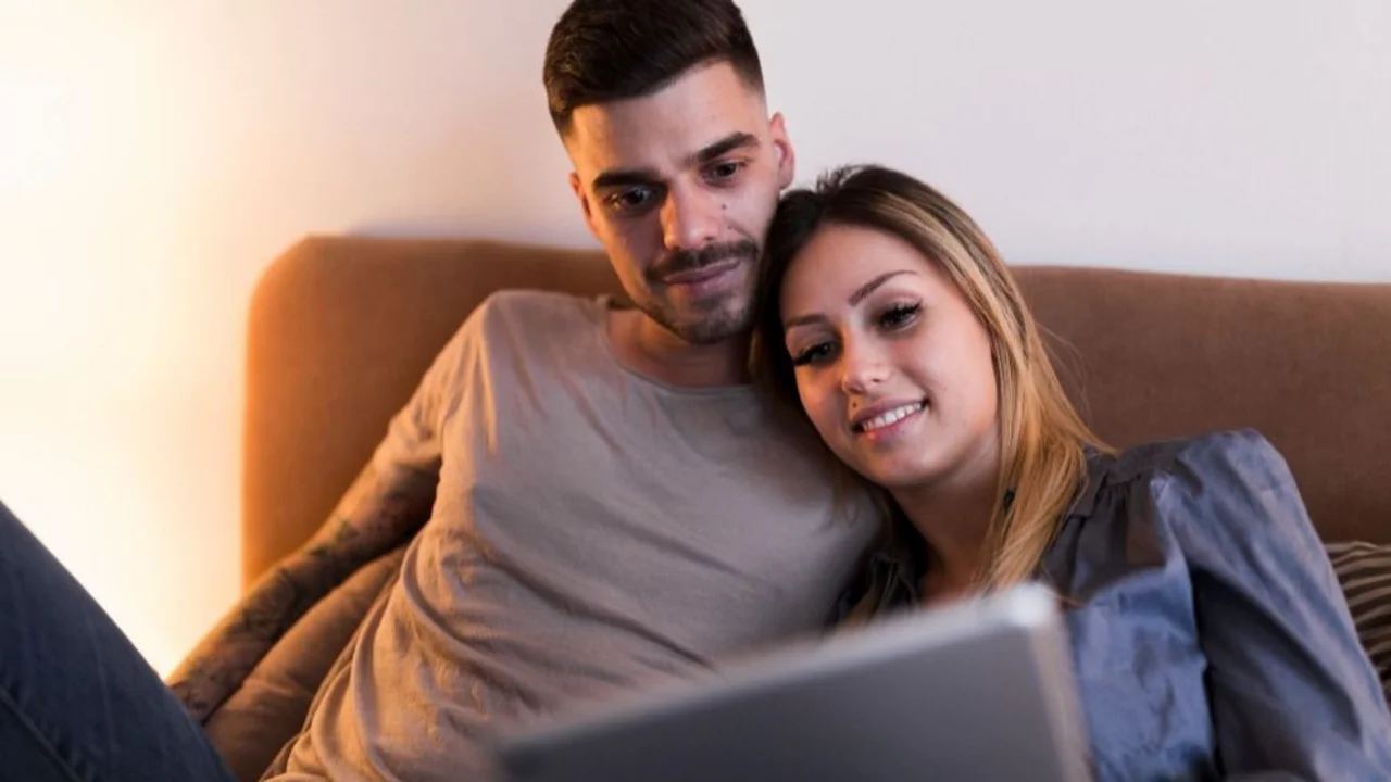 Pareja viendo una serie juntos en una tablet