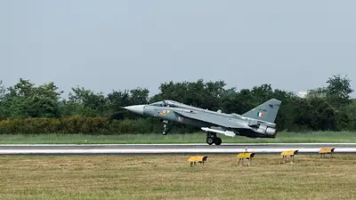 Caza indio Tejas se estrella durante exhibición en Salón Aeronáutico de Dubái; su piloto muere Caza indio Tejas se estrella durante exhibición en Salón Aeronáutico de Dubái; su piloto muere
