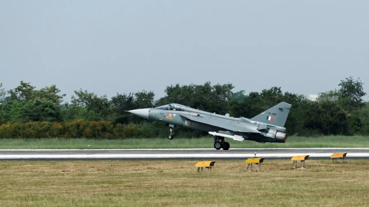 Caza indio Tejas se estrella durante exhibición en Salón Aeronáutico de Dubái; su piloto muere