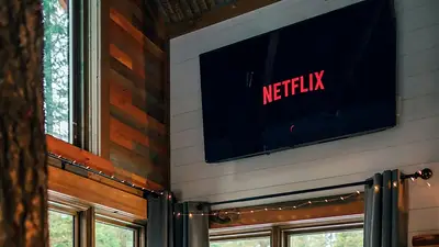 Televisor en la pared de una cabaña de madera con netflix Televisor en la pared de una cabaña de madera con netflix