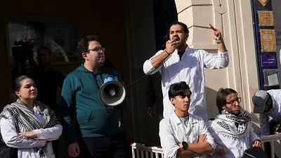 Tunecinos intensifican protestas contra presidente Saied y exigen el retorno de la democracia Tunecinos intensifican protestas contra presidente Saied y exigen el retorno de la democracia