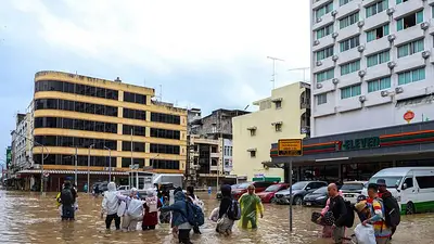 Graves inundaciones dejan al menos 8 muertos y miles de desplazados en Tailandia y Malasia Graves inundaciones dejan al menos 8 muertos y miles de desplazados en Tailandia y Malasia