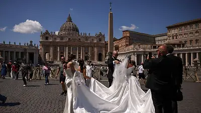 El Vaticano dice a los católicos del mundo que un cónyuge es suficiente El Vaticano dice a los católicos del mundo que un cónyuge es suficiente