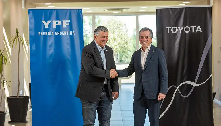 Horacio Marín y Gustavo Salinas renuevan la alianza entre YPF y Toyota