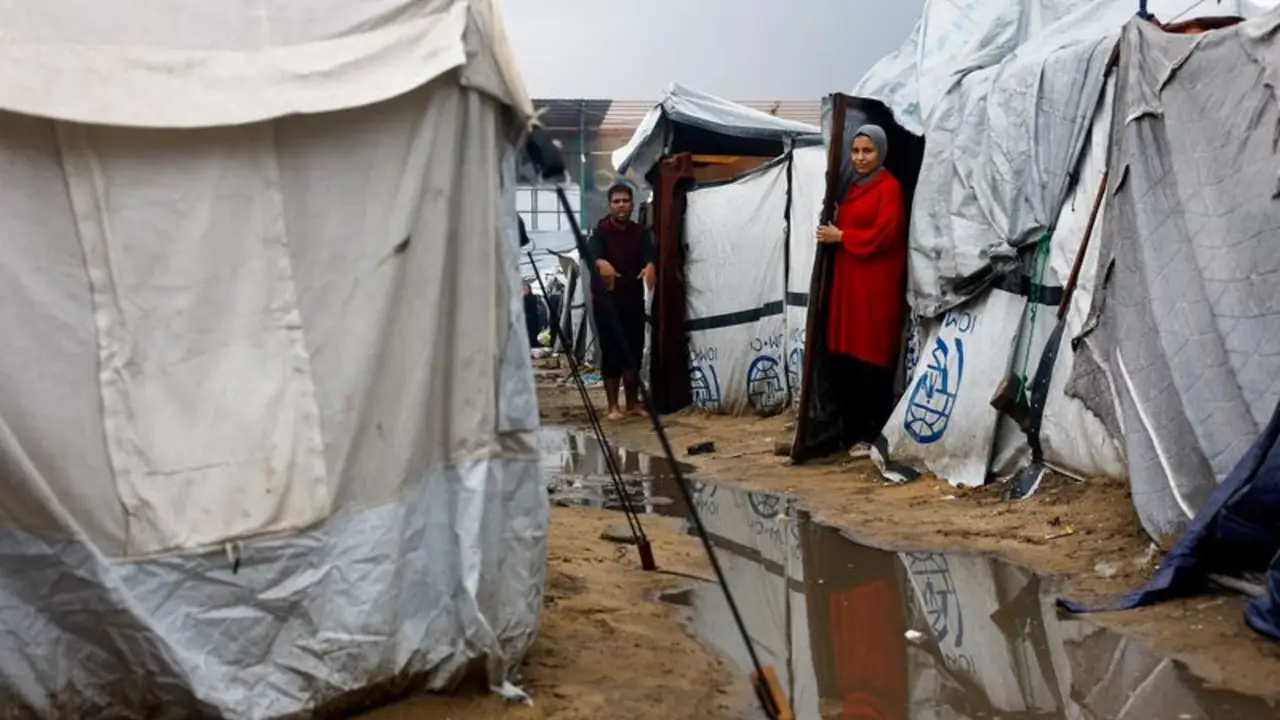Las lluvias inundan las tiendas de los palestinos sin hogar en Gaza