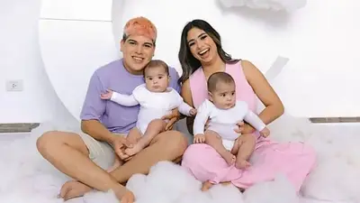 Thiago Medina y Daniela Celis junto a sus hijas Aimé y Laia. Thiago Medina y Daniela Celis junto a sus hijas Aimé y Laia.