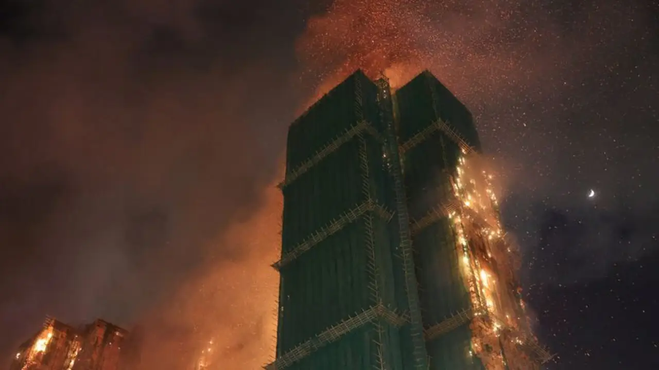 Incendio en rascacielos residenciales de Hong Kong deja al menos 13 muertos