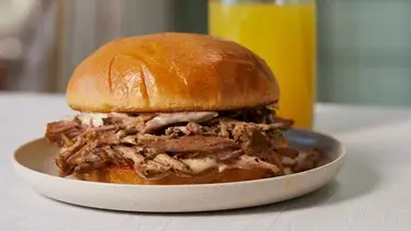 Cómo hacer sandwich de bondiola desmenuzada: el paso a paso de Maru Botana