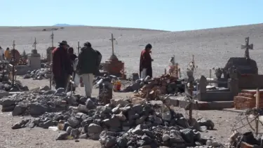 Nadie vive en este pueblo hace 50 años pero todos quieren ser enterrados ahí: La Casualidad, el pueblo abandonado cuyo cementerio crece
