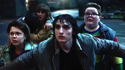 Finn wolfhard, jake y winona ryder en escena de Stranger Things Finn wolfhard, jake y winona ryder en escena de Stranger Things
