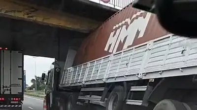 Panamericana: un camión se incrustó contra un puente y hay corte total en uno de los carriles Panamericana: un camión se incrustó contra un puente y hay corte total en uno de los carriles