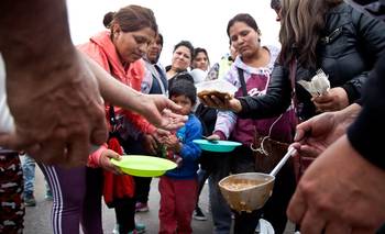 Mujeres y la triple jornada laboral: quién cuida a las que cuidan | Barrios populares