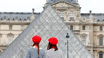 El museo del Louvre sube los precios a los turistas que no sean de la UE para financiar las reformas El museo del Louvre sube los precios a los turistas que no sean de la UE para financiar las reformas