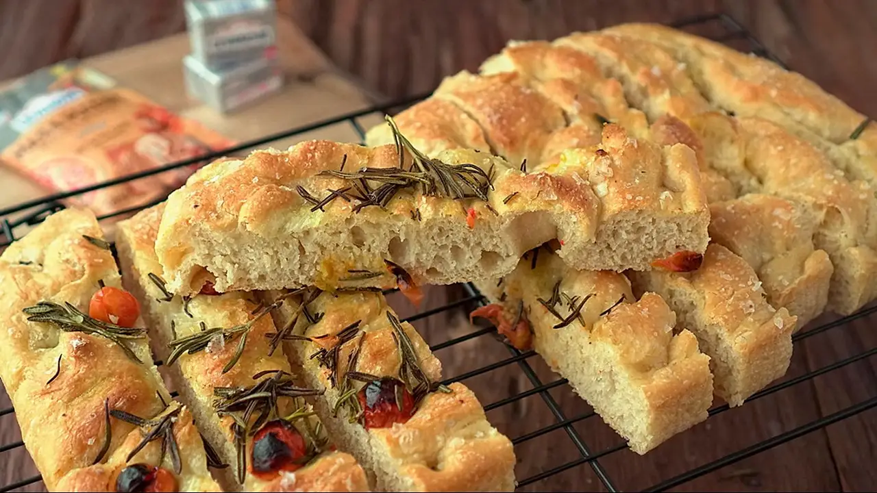 Cómo es la receta de la focaccia navideña.