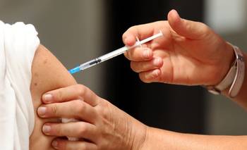 Preocupante: sólo un 55% de los jóvenes apoyan la vacunación obligatoria | Salud