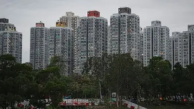 Dolientes acuden en masa al lugar del incendio de Hong Kong mientras Pekín advierte contra protestas Dolientes acuden en masa al lugar del incendio de Hong Kong mientras Pekín advierte contra protestas