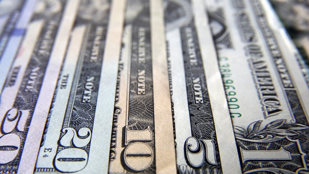 Sube el dólar oficial y el blue retrocedió hasta los $13