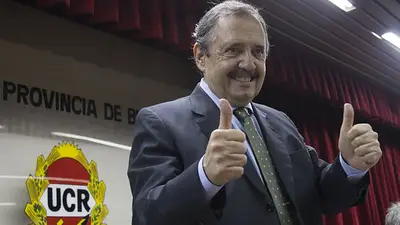 Alfonsín asumió en la UCR bonaerense y criticó a Carrió Alfonsín asumió en la UCR bonaerense y criticó a Carrió