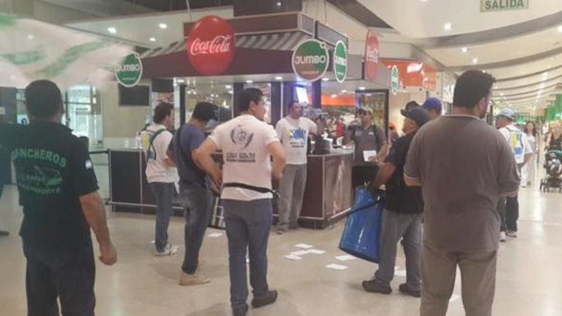 Empleados jerárquicos de comercio bloquearon accesos a Unicenter en reclamo de bono navideño