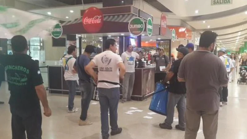 Empleados jerárquicos de comercio bloquearon accesos a Unicenter en reclamo de bono navideño