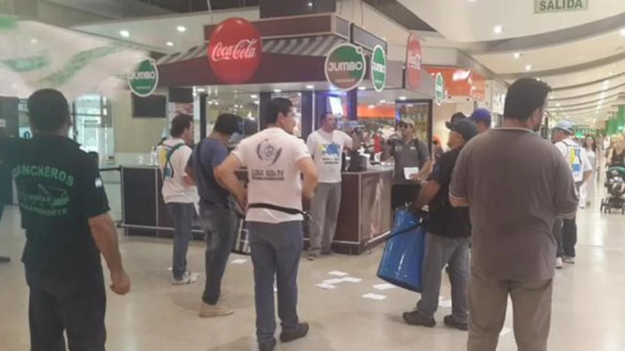Empleados jerárquicos de comercio bloquearon accesos a Unicenter en reclamo de bono navideño