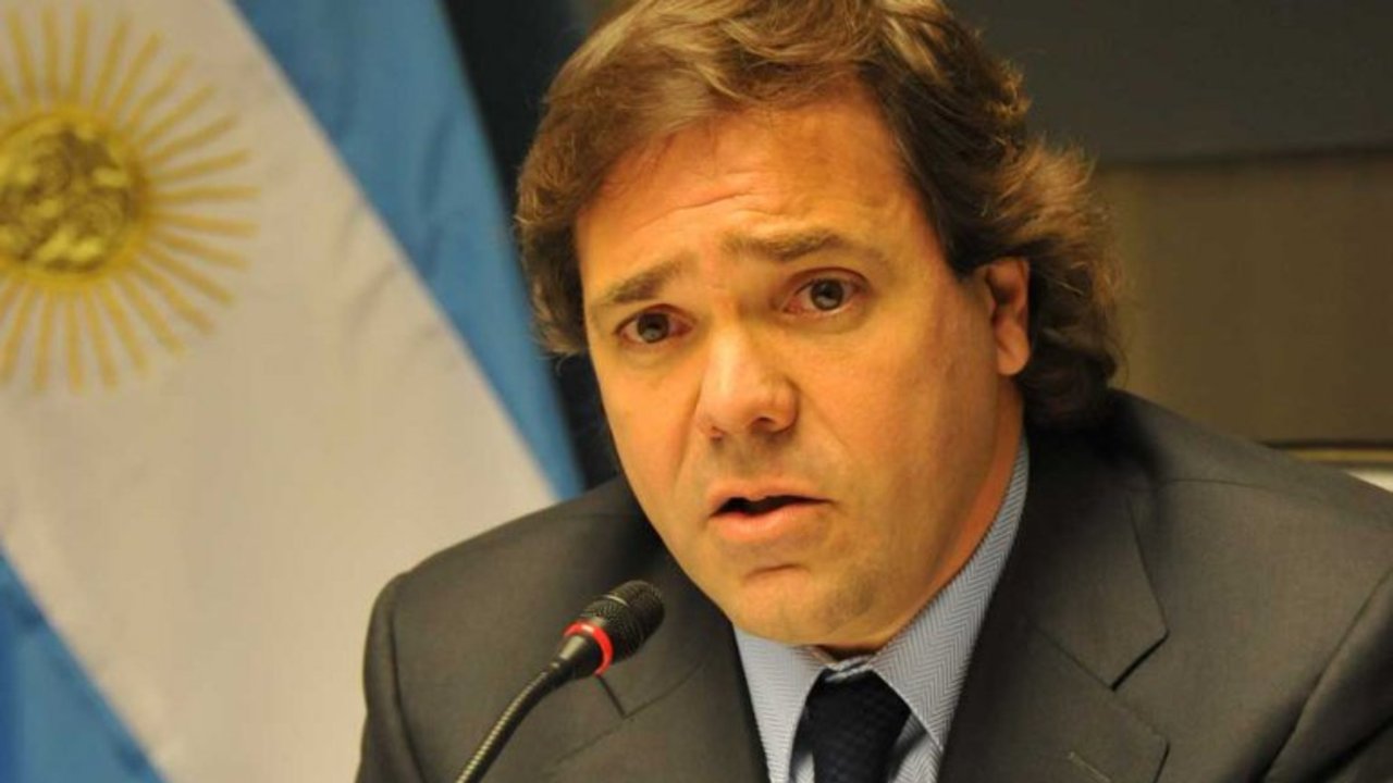 Pérez a Insaurralde: "O se está con estas políticas o se está enfrente"