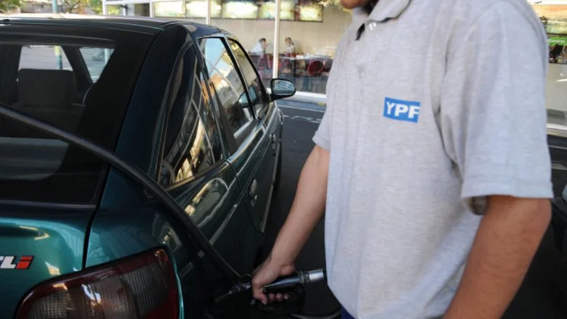 YPF podría bajar el precio de la nafta