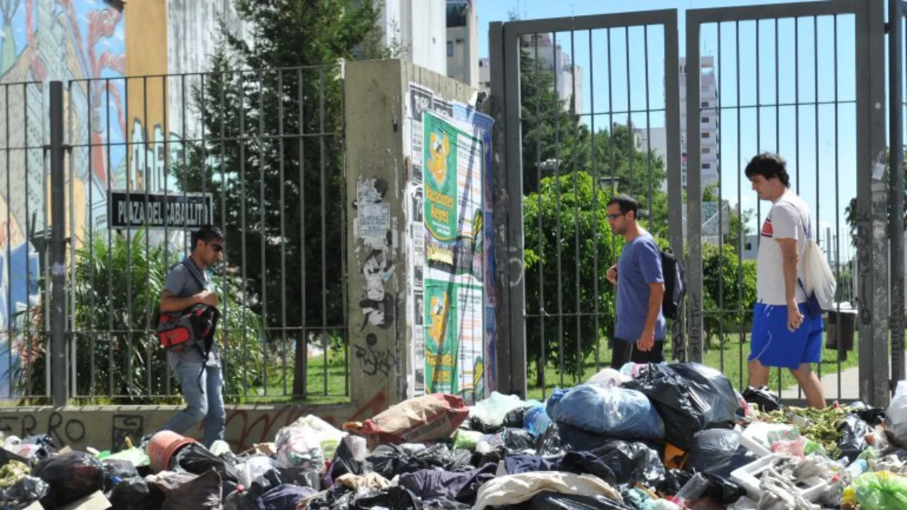 Bronca y malestar en la gente por el desborde de basura y mal olor en la Ciudad