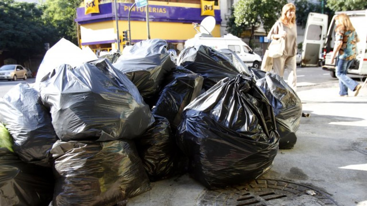 Basura: el gobierno porteño asegura que "entre esta noche y mañana" se normaliza el servicio