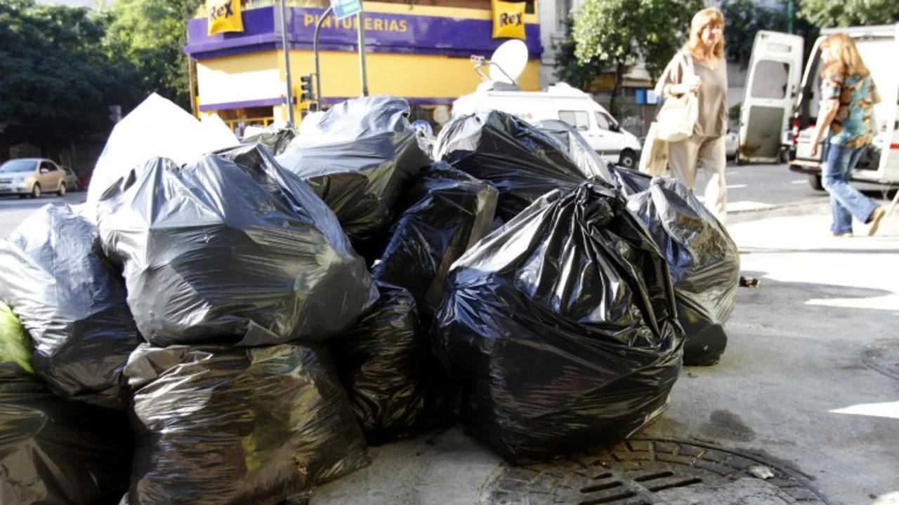 Basura: el gobierno porteño asegura que "entre esta noche y mañana" se normaliza el servicio