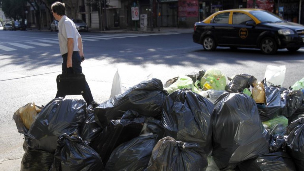 Basura por todos lados: denuncian a empresas por la falta de recolección