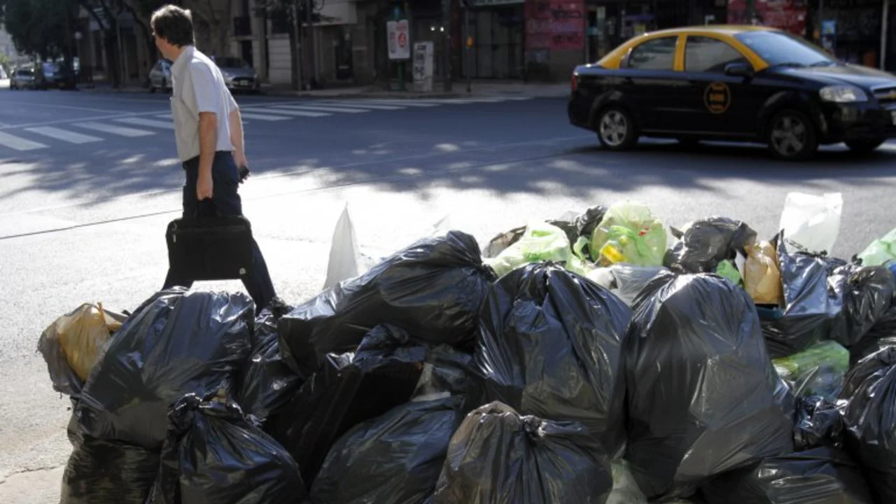Basura por todos lados: denuncian a empresas por la falta de recolección