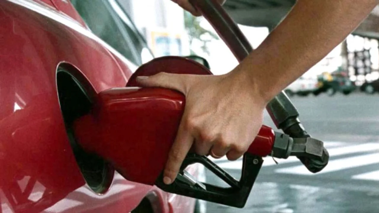 El Gobierno oficializó la disminución el precio de la nafta