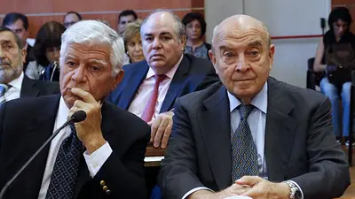 Condenaron a Menem y a Cavallo por el cobro de sobresueldos pero seguirán libres Condenaron a Menem y a Cavallo por el cobro de sobresueldos pero seguirán libres
