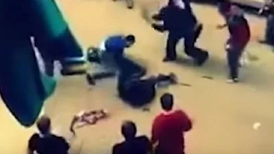 Video: Acuchilló a su esposa y terminó linchado Video: Acuchilló a su esposa y terminó linchado